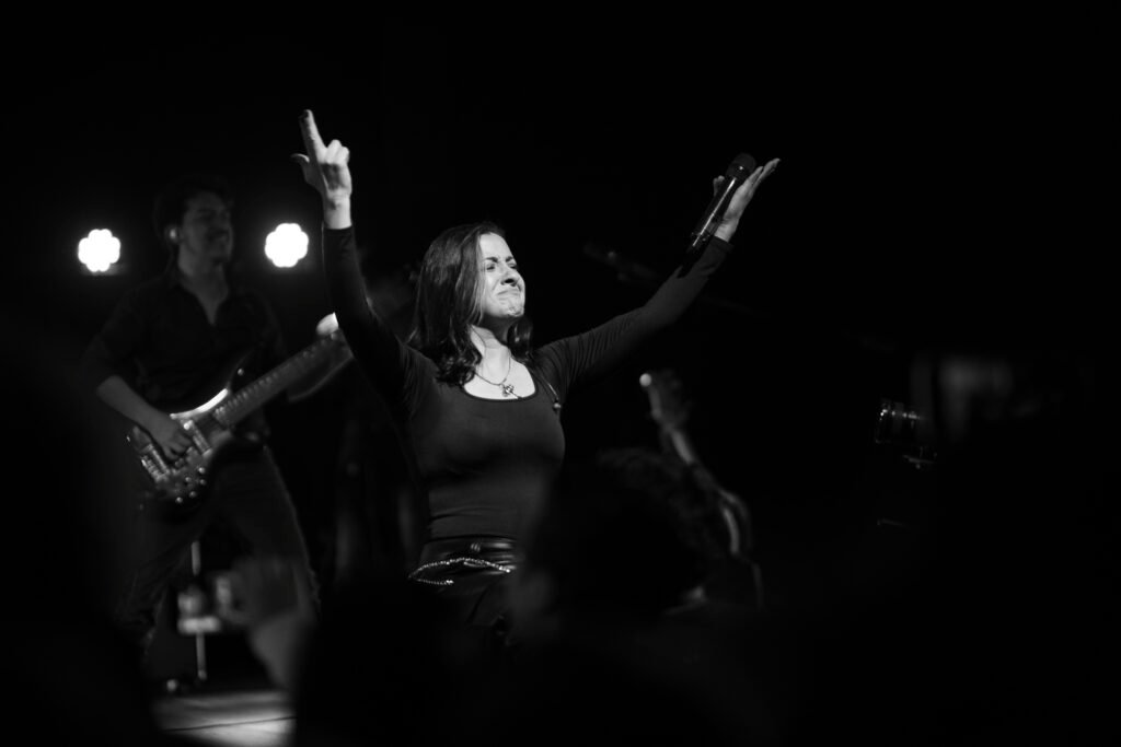 Karol Giraldo cantando en vivo con DAM